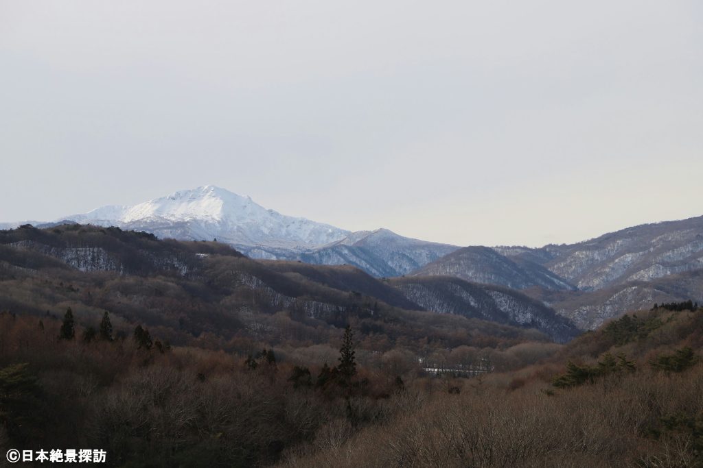 雪割橋（福島県西郷村）の上から・望む冬の那須の頂