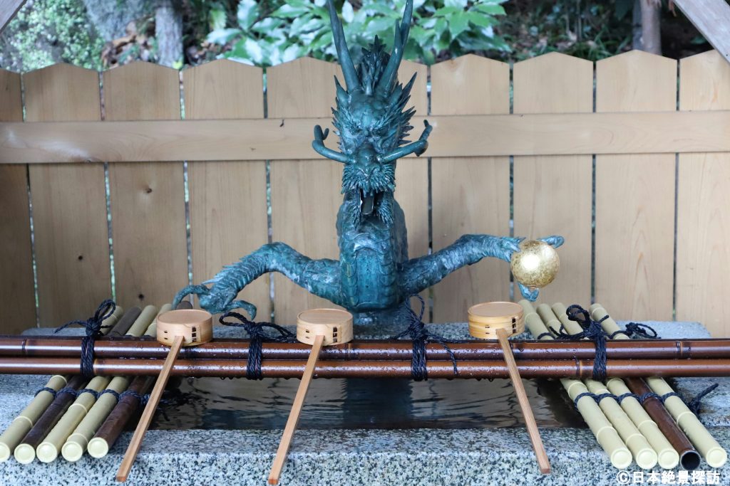 葛城一言主神社（奈良県御所市）・龍の手水舎