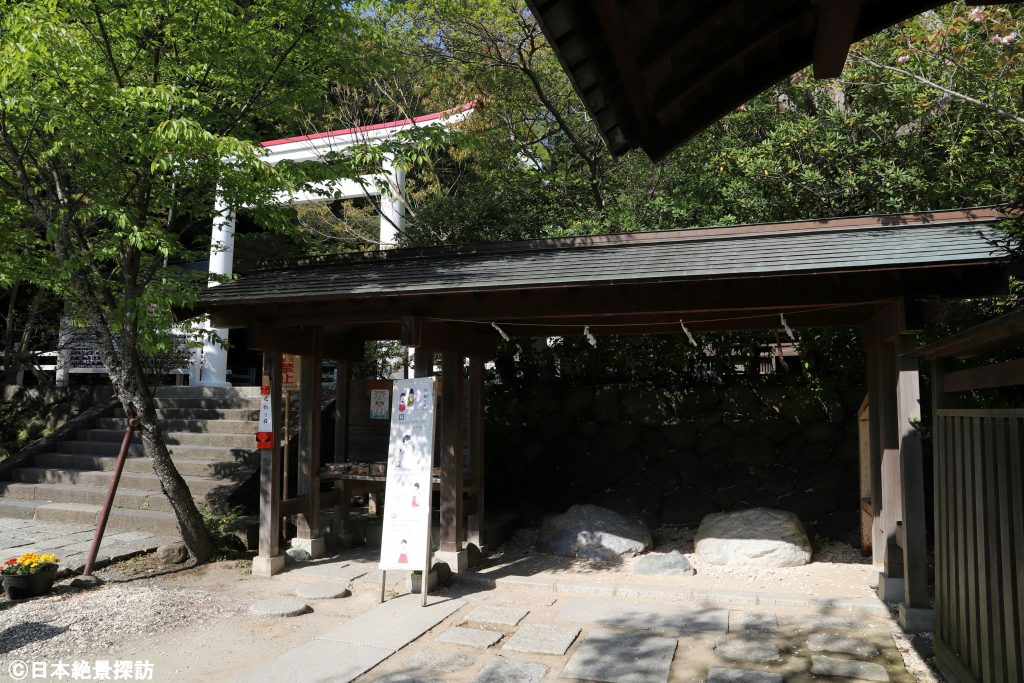 鎌倉宮（神奈川県鎌倉市）・厄割り石