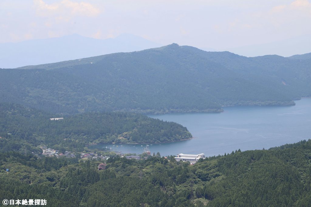 大観山展望台（神奈川県箱根町）・元箱根港に停泊する遊覧船も良く見える