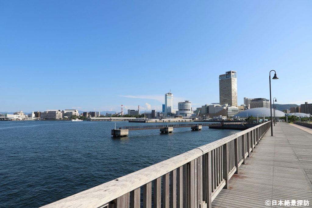 玉藻防波堤（香川県高松市）・桟橋の上から望む高松の中心街