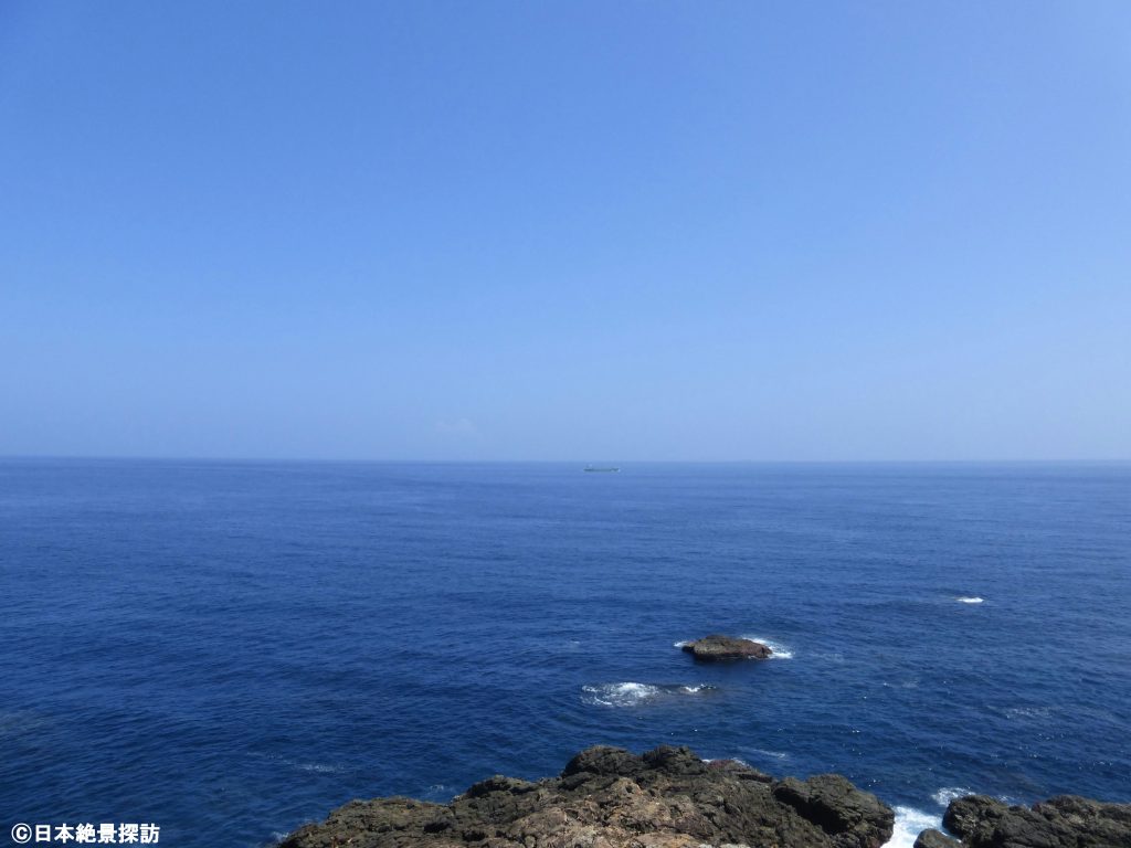 爪木崎（静岡県下田市）・遠くに浮かぶ船
