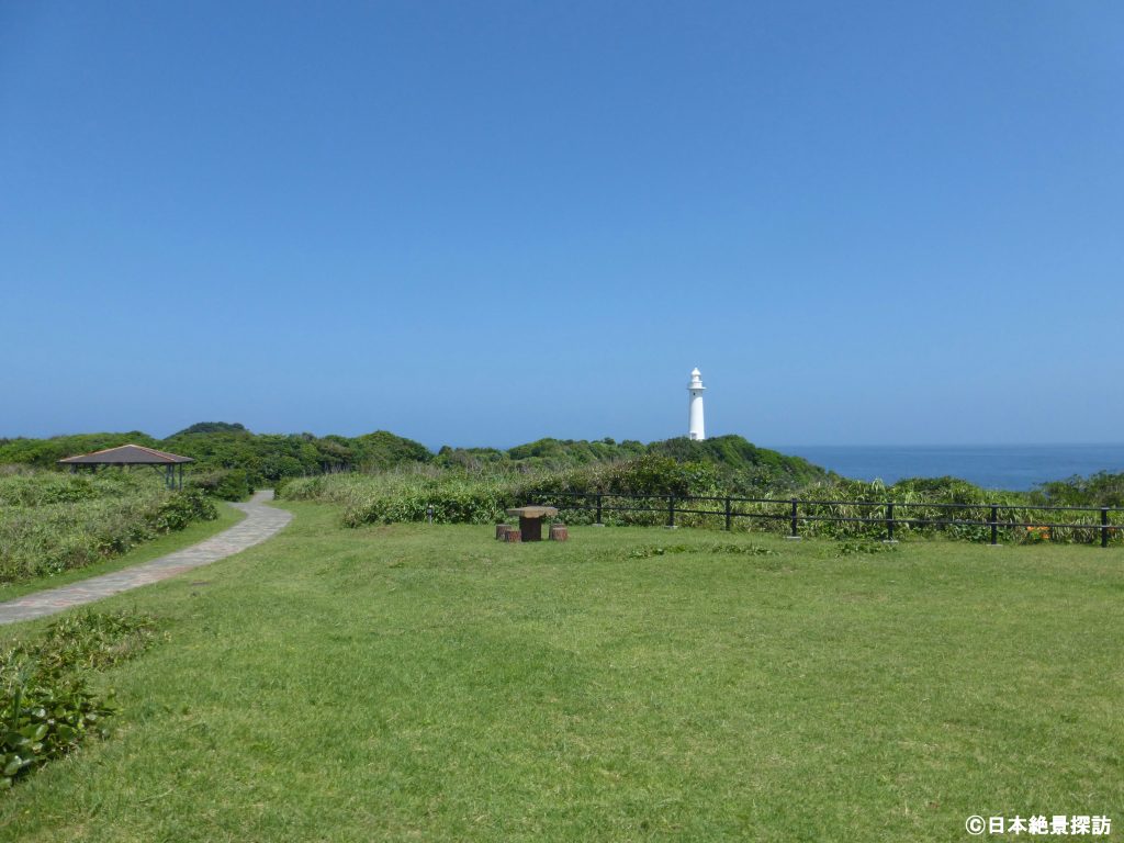 遠目に見る爪木崎（静岡県下田市）灯台