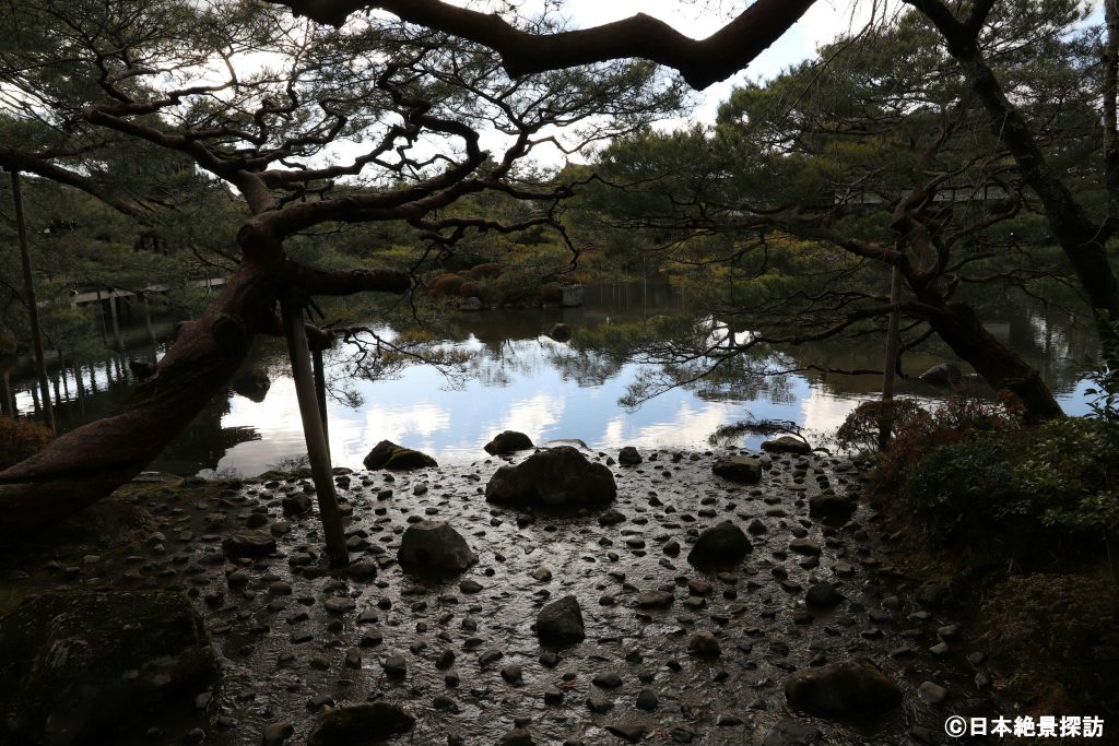 平安神宮（京都府京都市左京区）・池の岸辺