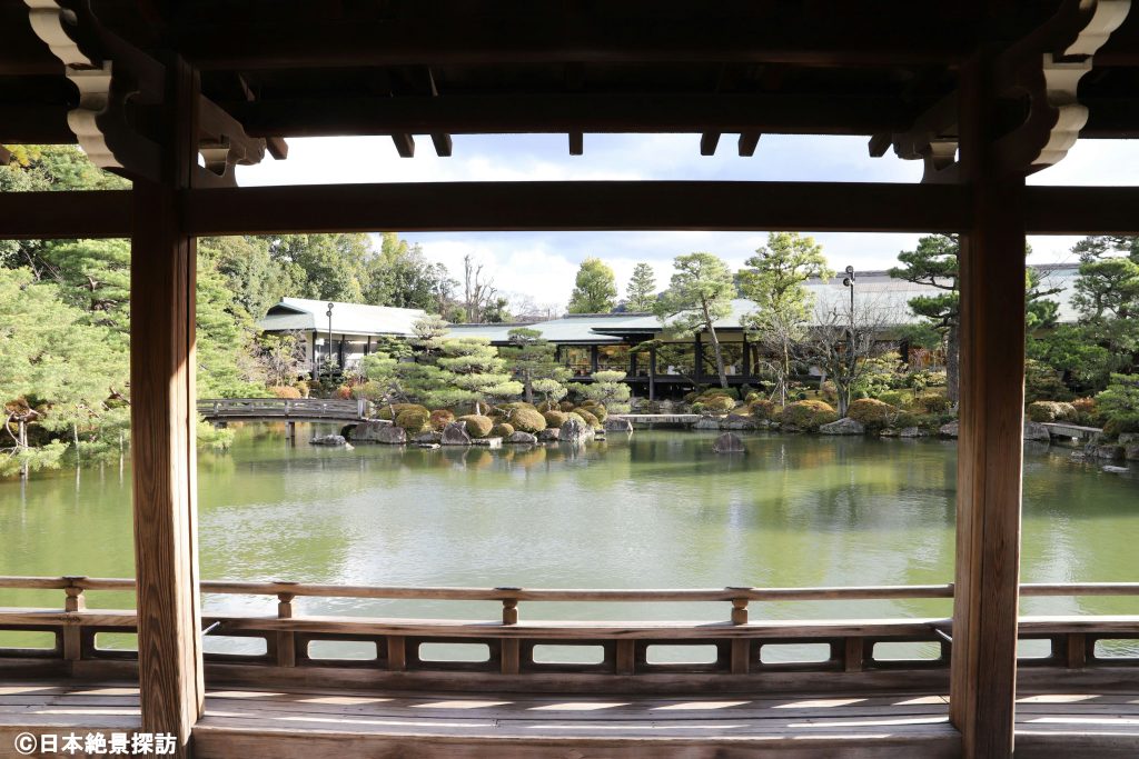 平安神宮（京都府京都市左京区）・平安神宮会館を望む