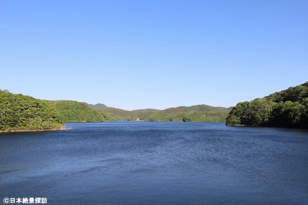 突き抜ける青空と緑の羽鳥ダム（福島県天栄村）