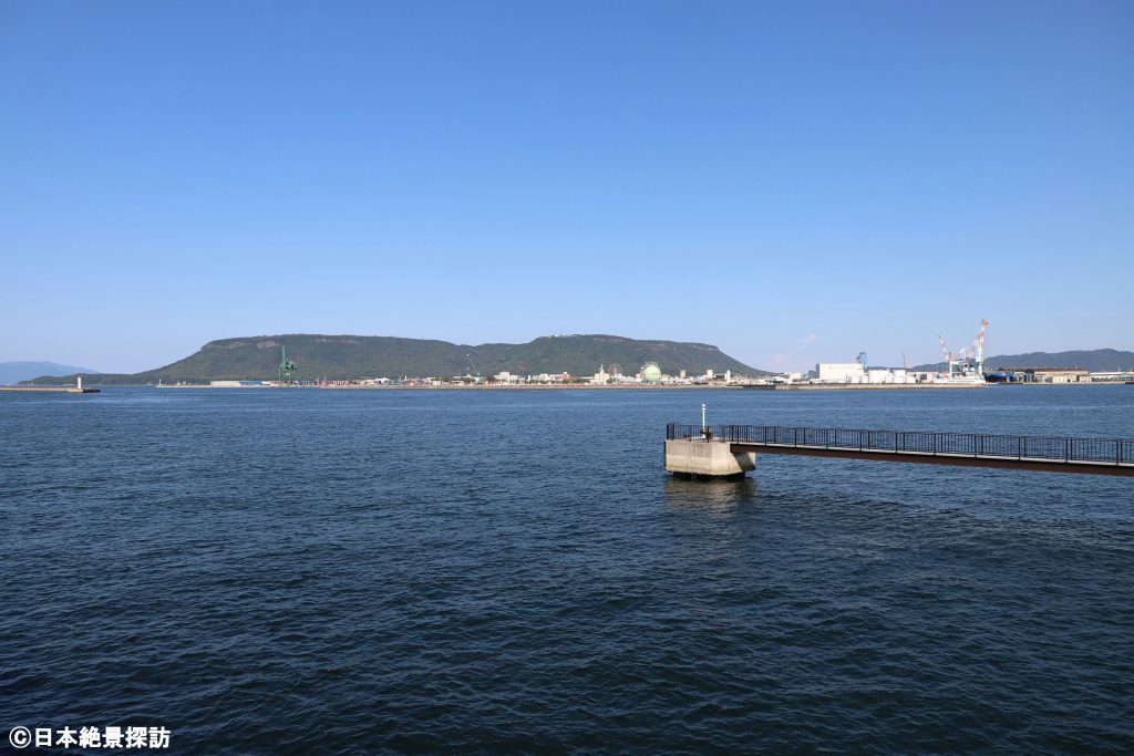玉藻防波堤（香川県高松市）・屋島全景
