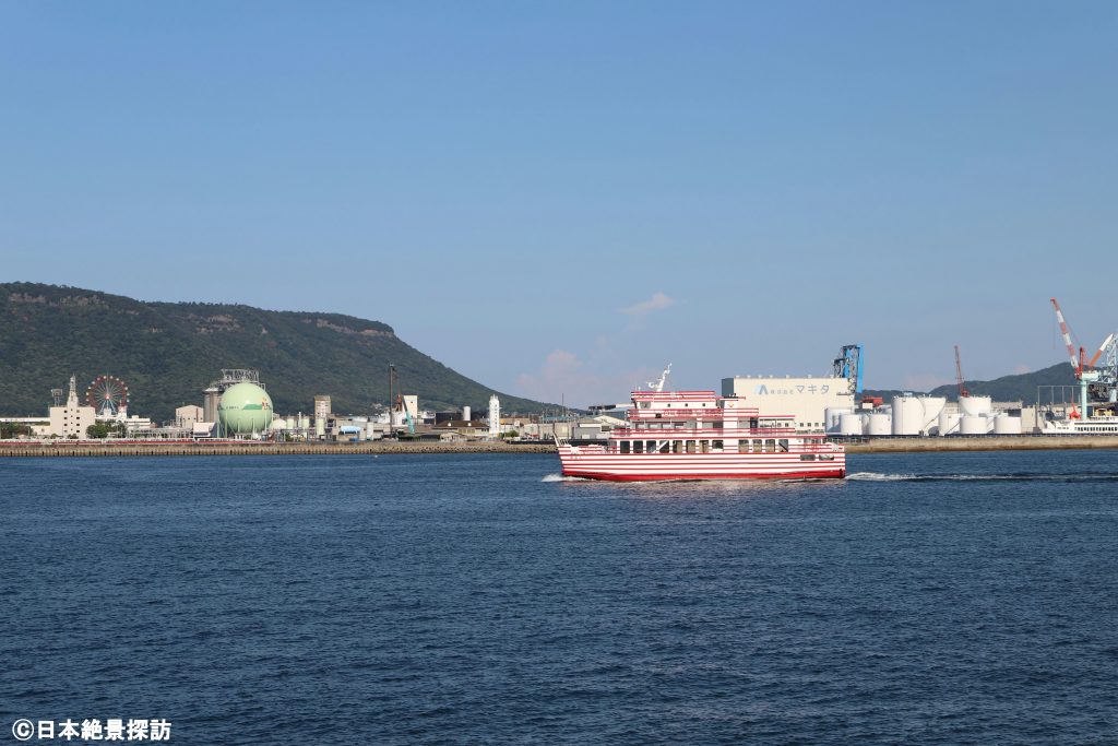 玉藻防波堤（香川県高松市）・屋島を背景に行く「めおん号」