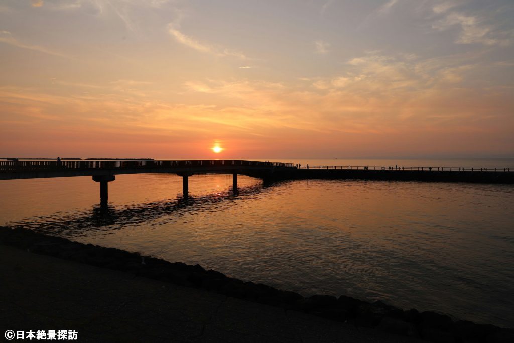 いずもざき海遊広場（新潟県出雲崎町）・橋を渡って沖合に浮かぶ離岸堤へ
