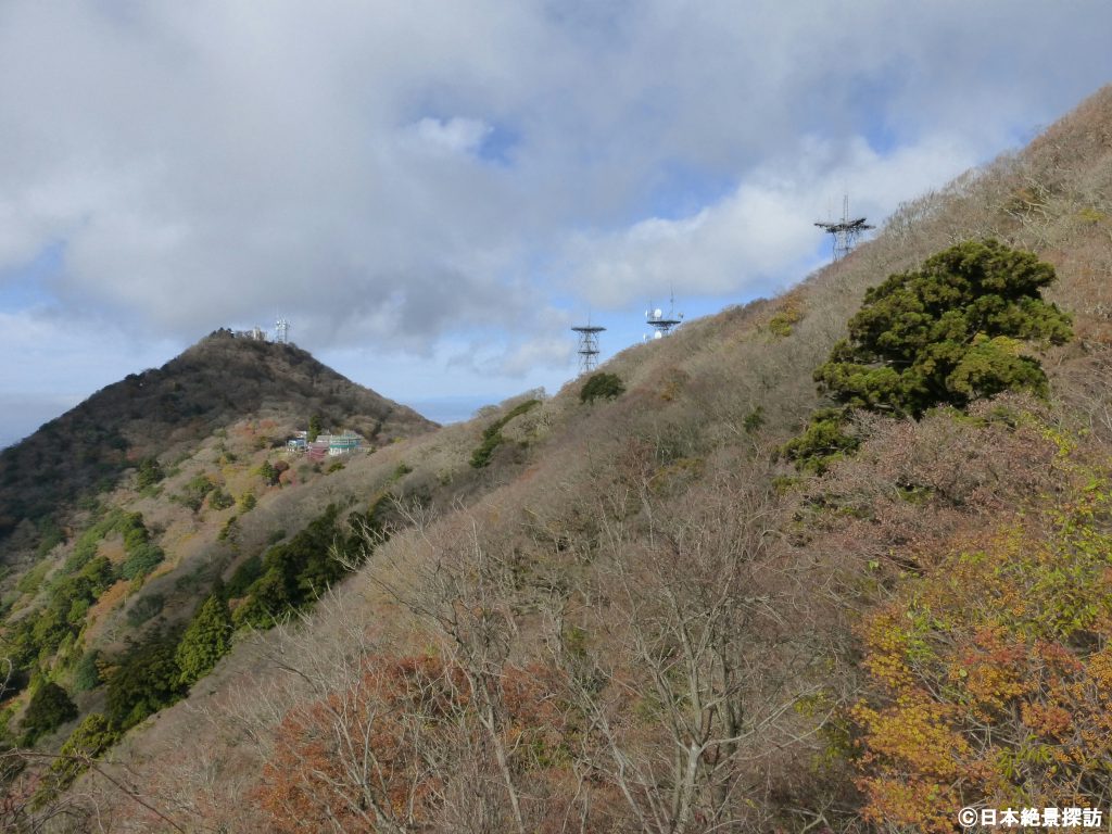 筑波山ロープウェイ（茨城県つくば市）・女体山から男体山を望む