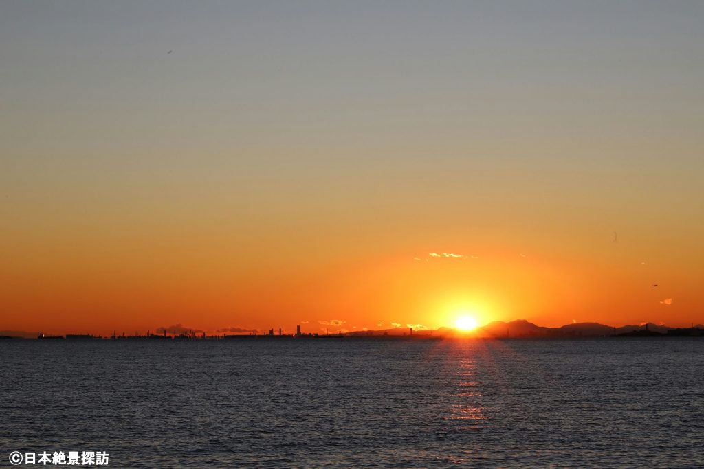 茜浜緑道（千葉県習志野市）・箱根の山に夕日が沈む