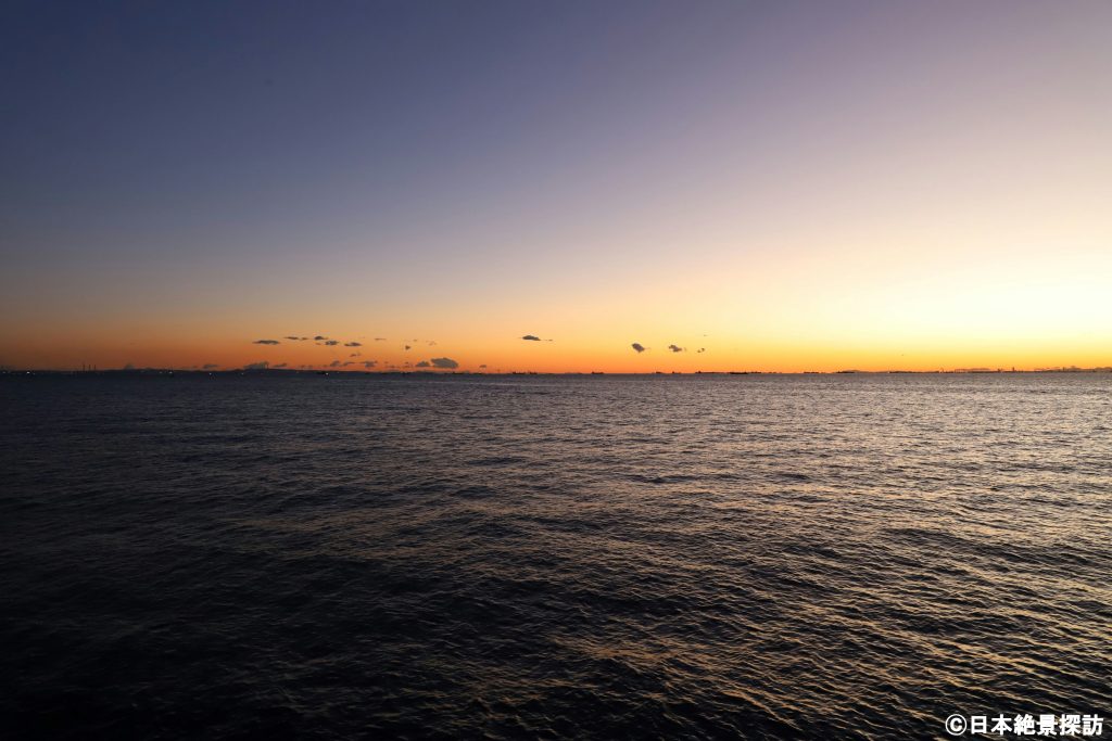 茜浜緑道（千葉県習志野市）・夕闇の東京湾