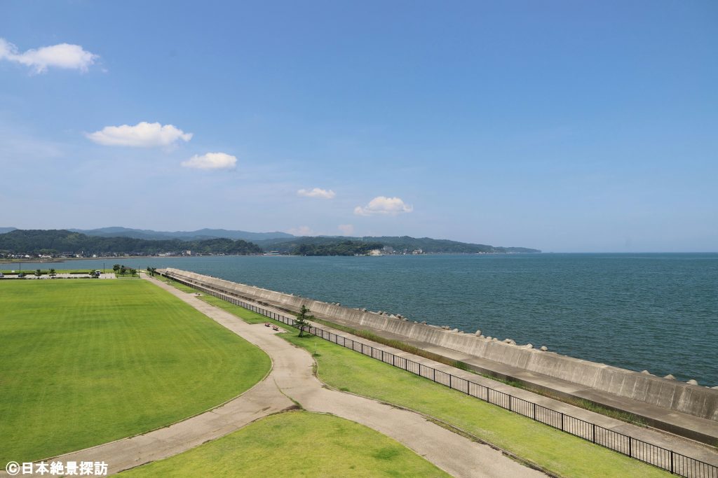 比美乃江公園（富山県氷見市）・広大な芝生広場がある