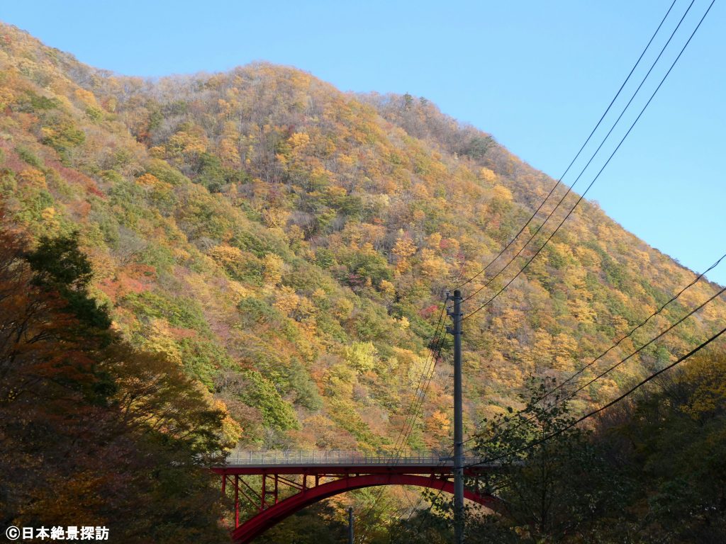 仙人峠（岩手県釜石市）・仙人大橋と山の紅葉