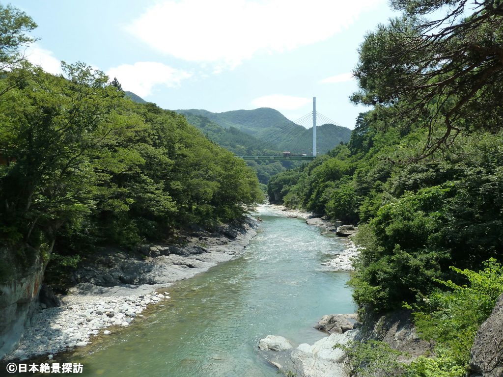 諏訪峡から見る諏訪峡大橋（群馬県みなかみ町）