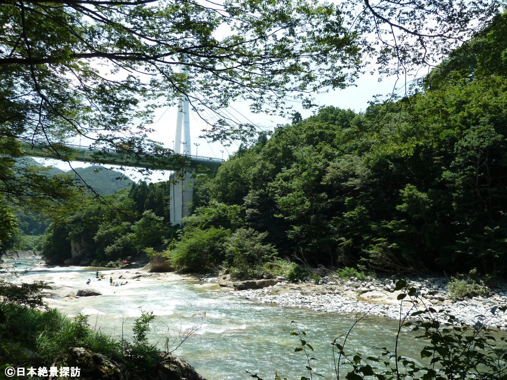 諏訪峡大橋（群馬県みなかみ町）・木々の隙間から…