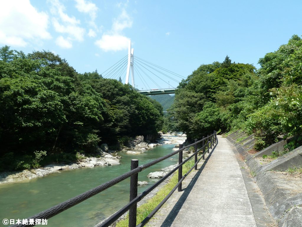 諏訪峡大橋（群馬県みなかみ町）・遊歩道を振り返る