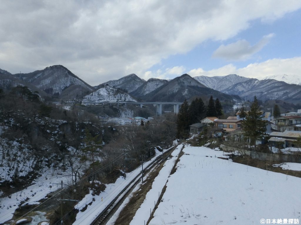 諏訪峡大橋（群馬県みなかみ町）・JR上越線の真上から