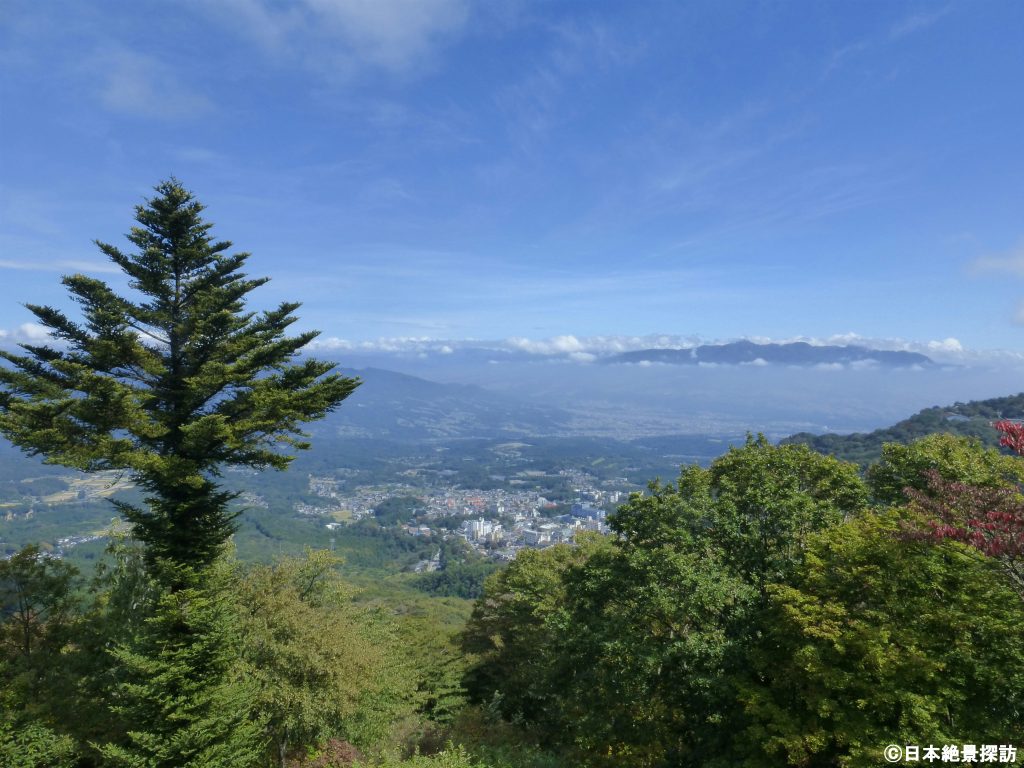 高根展望台（群馬県渋川市）より見た伊香保温泉街と赤城山