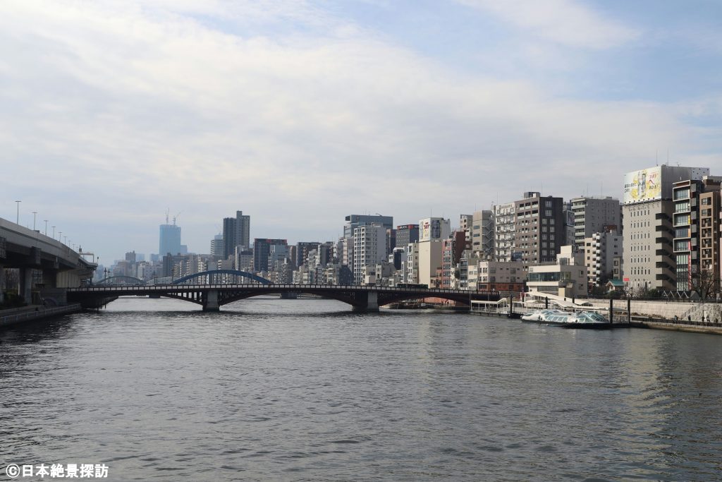 すみだリバーウォーク（東京都台東区）・吾妻橋の方向を眺める