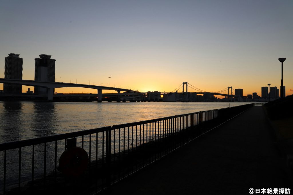 豊洲ぐるり公園（東京都江東区）・プロムナードとレインボーブリッジ