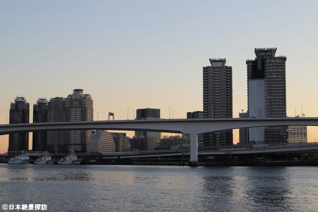豊洲ぐるり公園（東京都江東区）・船が3隻停泊する