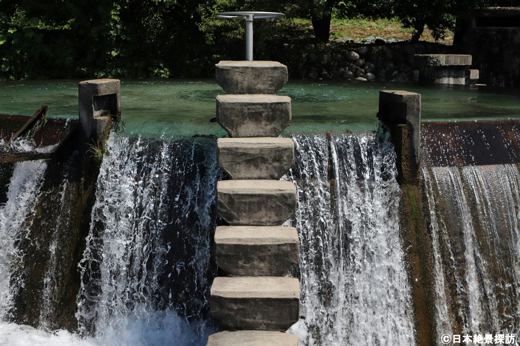東山円筒分水槽（富山県魚津市）・水を分かつ