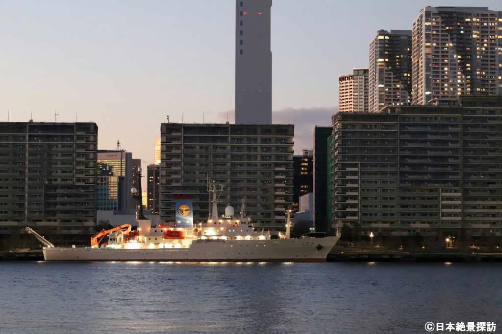 豊洲ぐるり公園（東京都江東区）・対岸に停泊する
