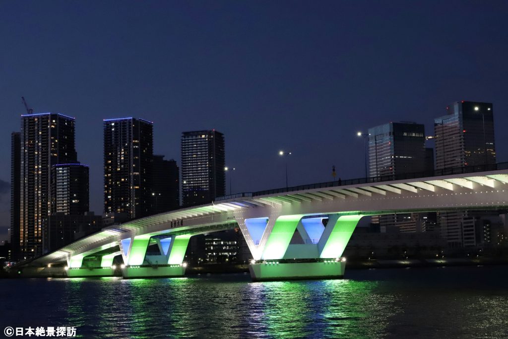 豊洲ぐるり公園（東京都江東区）・緑に輝く豊洲大橋