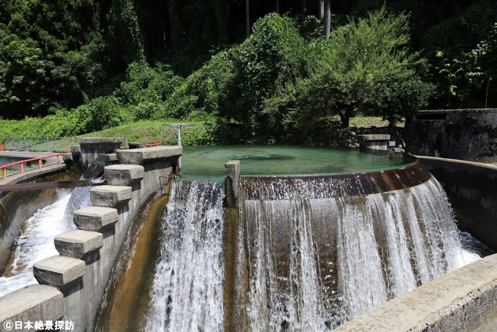 東山円筒分水槽（富山県魚津市）・横から見る