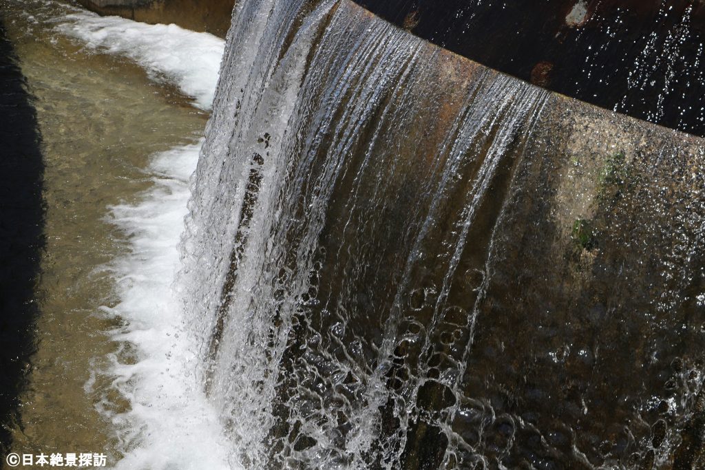 東山円筒分水槽（富山県魚津市）・勢い良く流れ落ちる