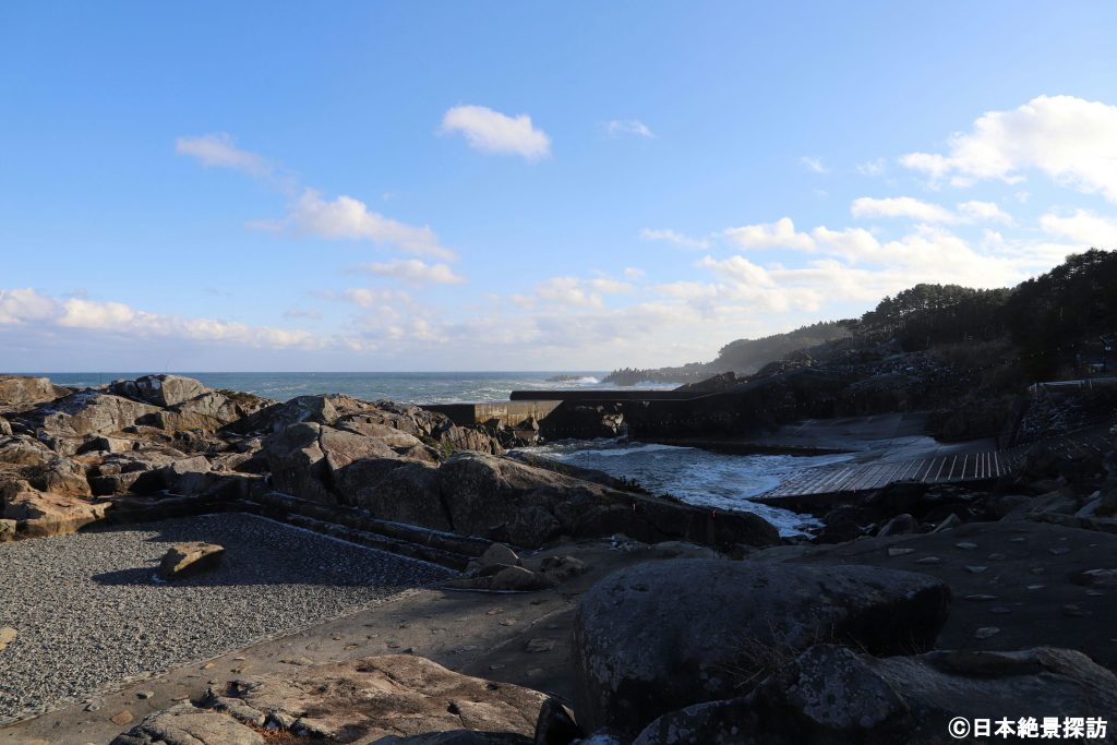 侍浜海水プール（岩手県久慈市）と隣接する漁港