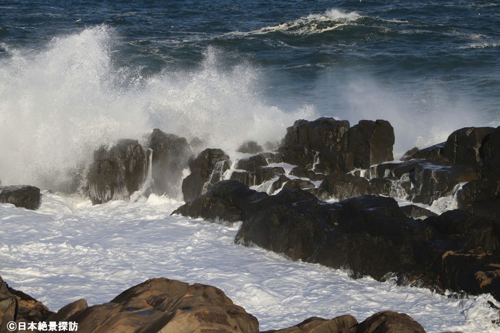 侍浜海水プール（岩手県久慈市）・厳しい冬の三陸の海