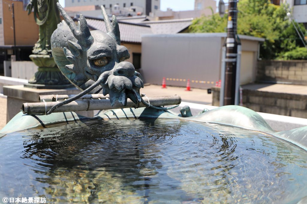 高岡大仏（富山県高岡市）・龍と水面と