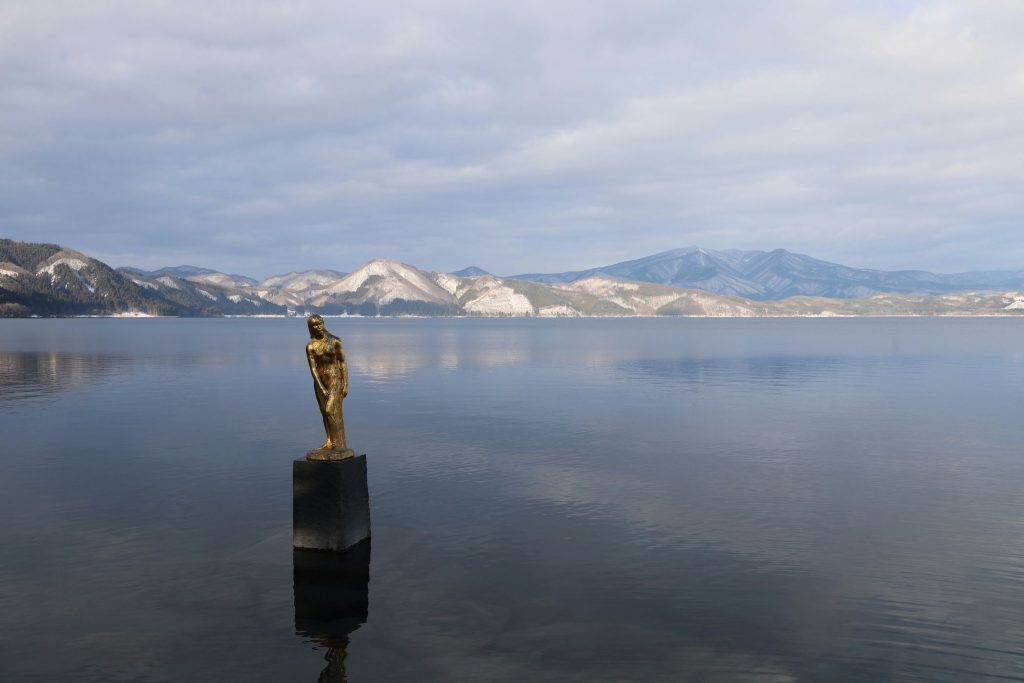 たつこ像・冬（秋田県仙北市）