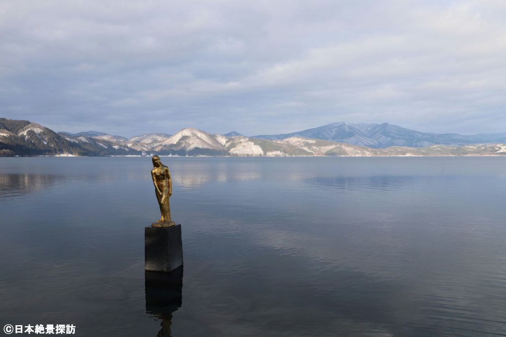 冬の田沢湖・たつこ像とともに（秋田県仙北市）