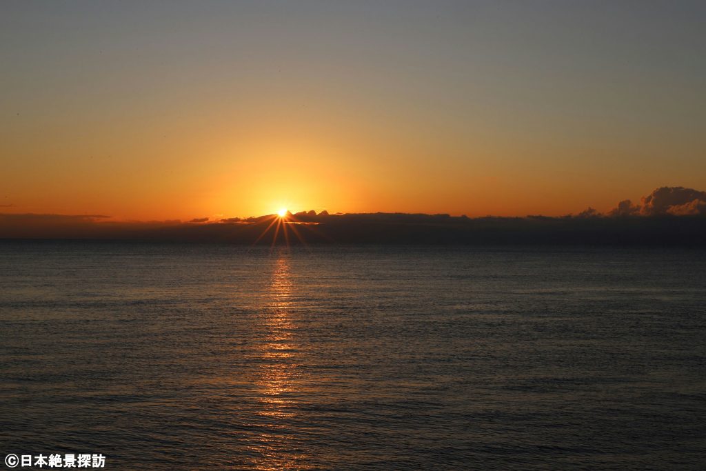 雲間から覗く初日の出・国営明石海峡公園にて（兵庫県淡路市）