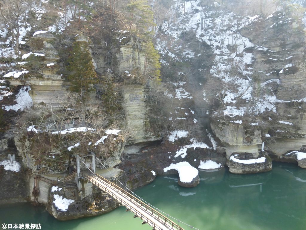 塔のへつり（福島県下郷町）・吊り橋と岩壁