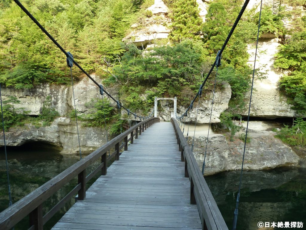 塔のへつり（福島県下郷町）・吊り橋の上から
