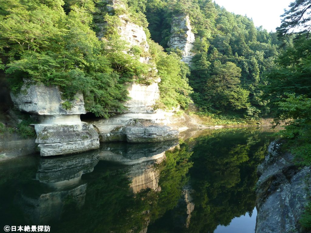 塔のへつり（福島県下郷町）・水面に反射して