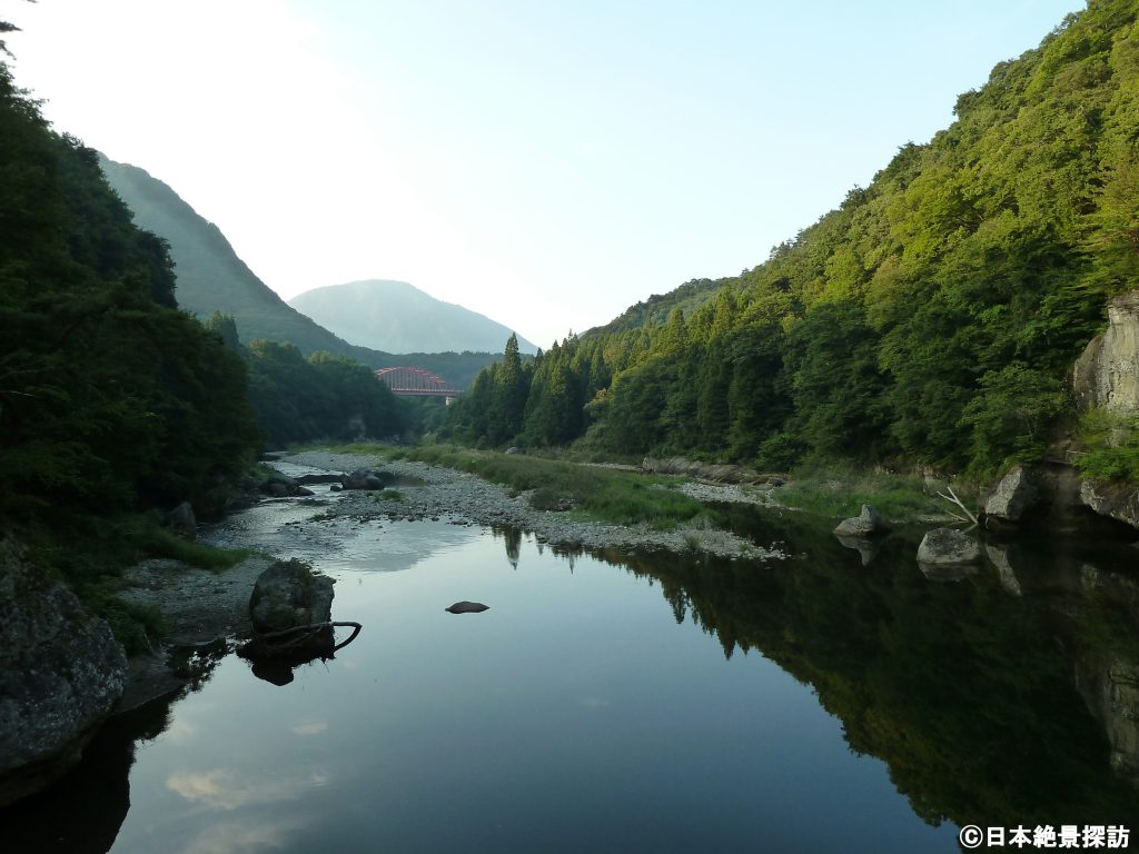 塔のへつり（福島県下郷町）・橋の上から眺める阿賀川