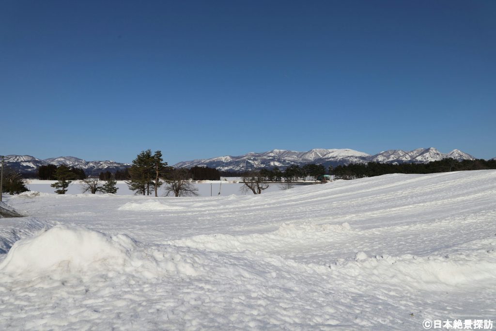 徳良湖（山形県尾花沢市）・なだらかな斜面