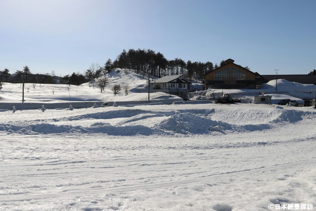 徳良湖（山形県尾花沢市）・県道を挟んで立地する徳良湖温泉
