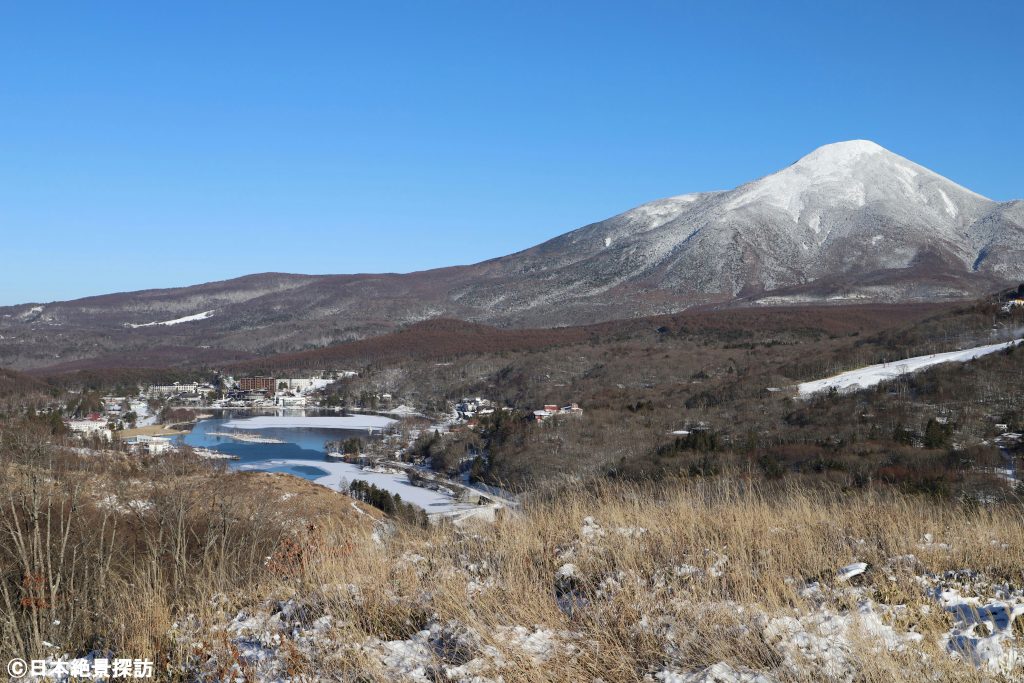 白樺湖展望台駐車場（長野県茅野市）・白く染まる蓼科山と白樺湖