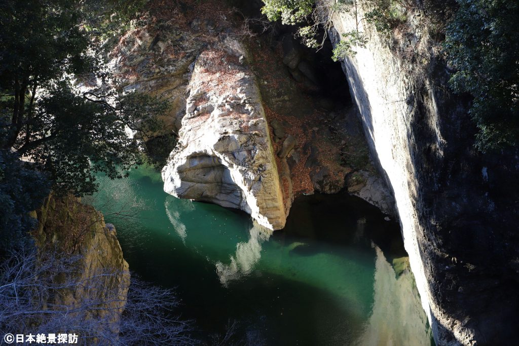猿橋（山梨県大月市）の下を流れる谷底の桂川