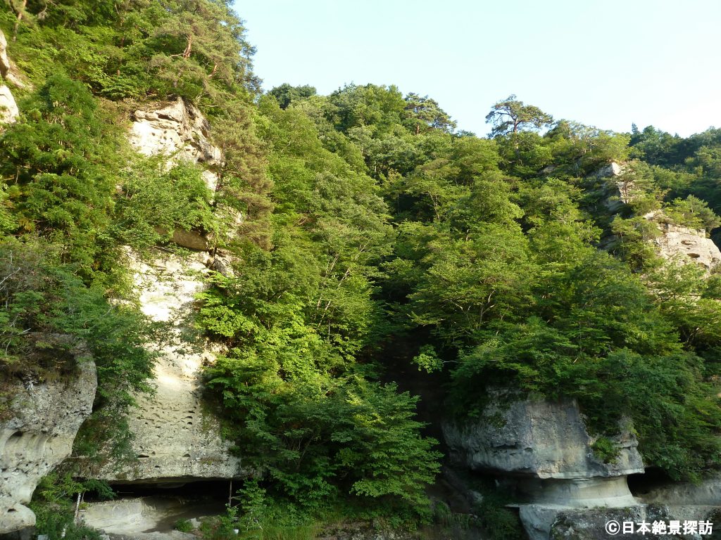 塔のへつり（福島県下郷町）・迫り来る岩壁