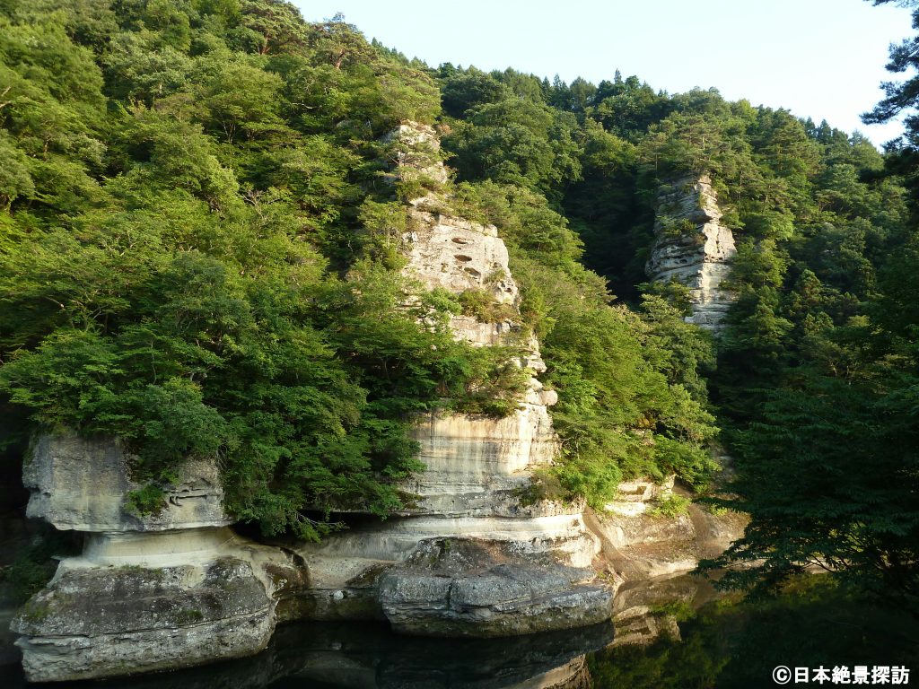 塔のへつり（福島県下郷町）・斜光に輝く