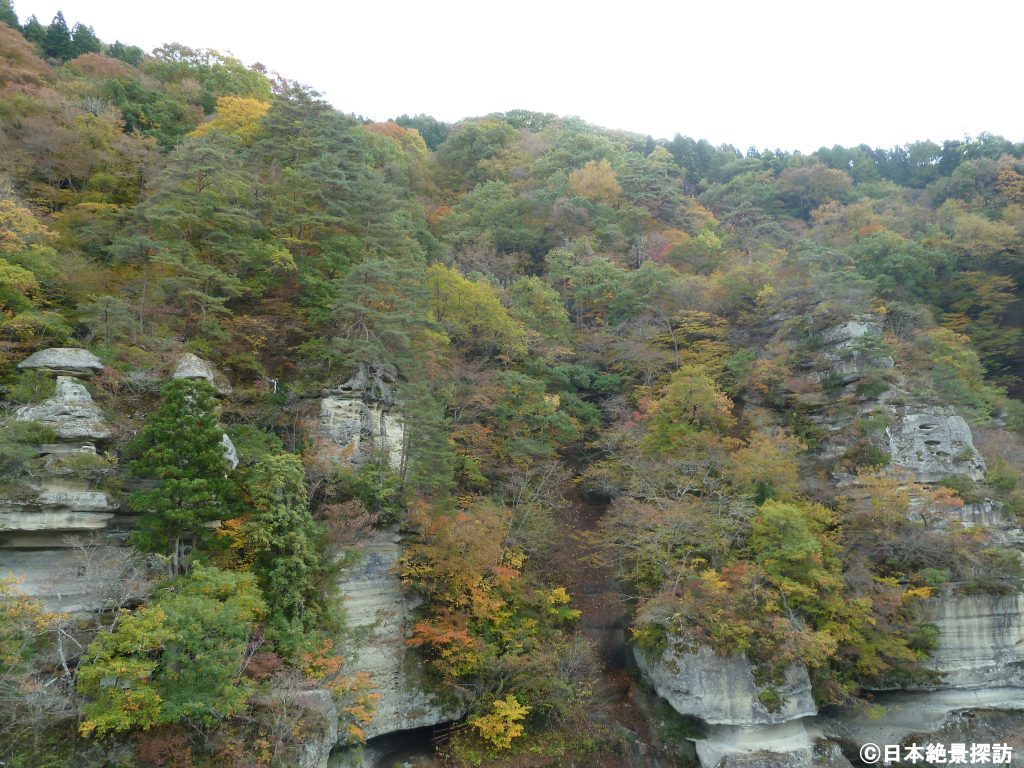 色付き始めの塔のへつり（福島県下郷町）