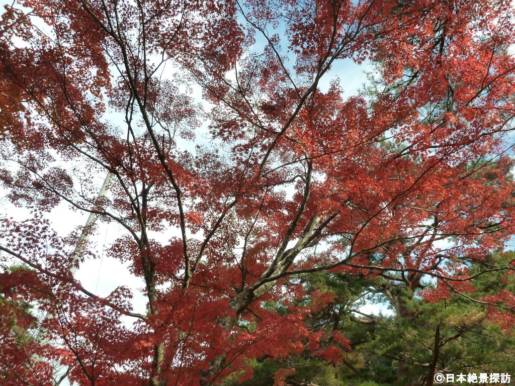 塔のへつり（福島県下郷町）・空を覆う赤