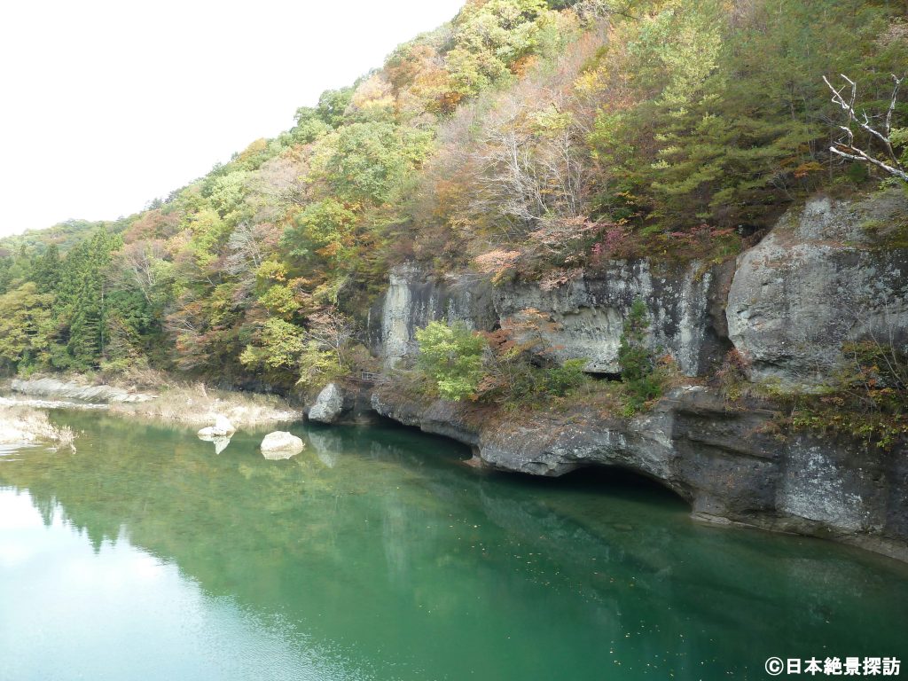 塔のへつり（福島県下郷町）・エメラルドグリーンの水面
